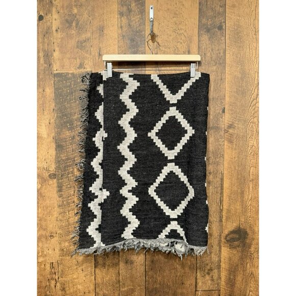 Aritzia Wilfred Blanket Scarf Black Design 66x51 EUC - Picture 1 of 3